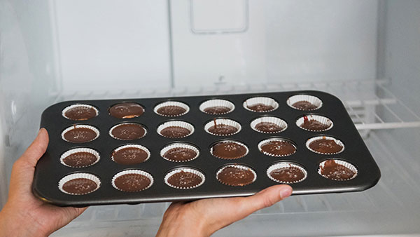 Photo of putting the tray in the freezer